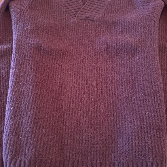 🍂EUC Gap V-Neck Sweater🍂 - Picture 4 of 5